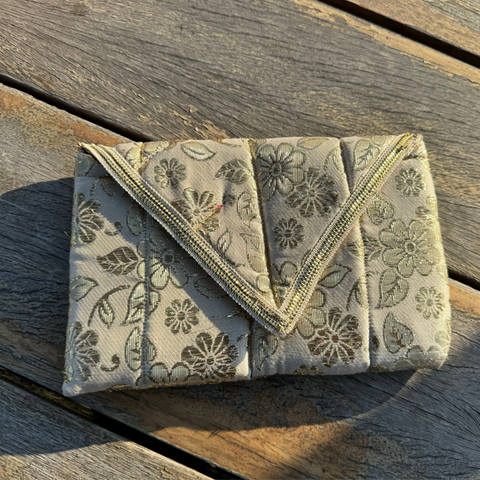 Traditional wallet - white